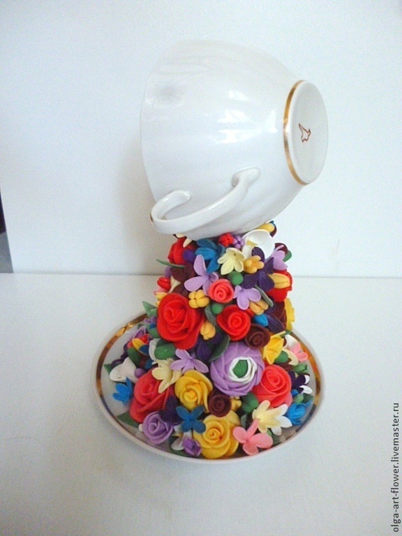 Парящая чашка с цветами из фоамирана 