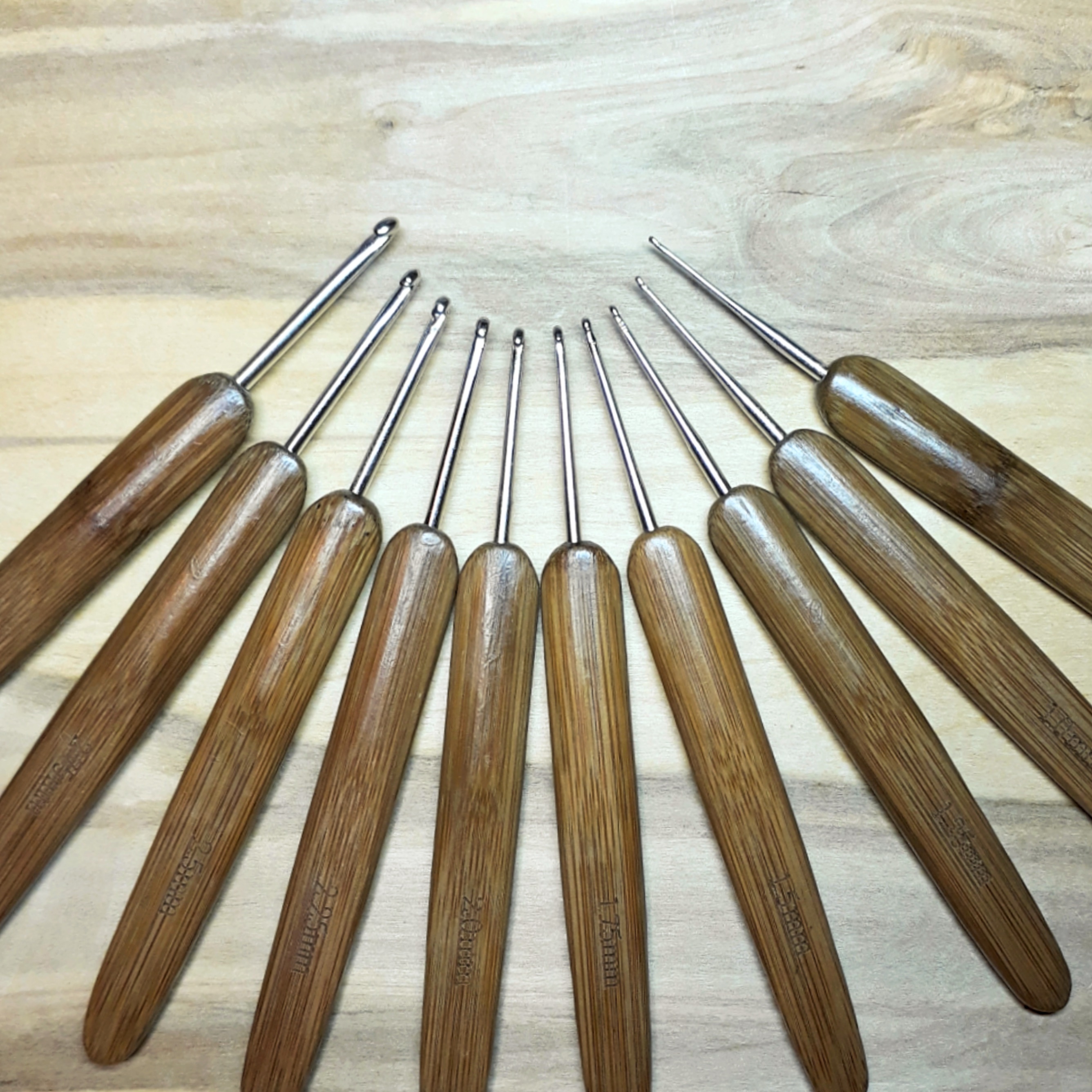 Крючки для вязания 0.75-6мм с плоскими бамбуковыми ручками.  .