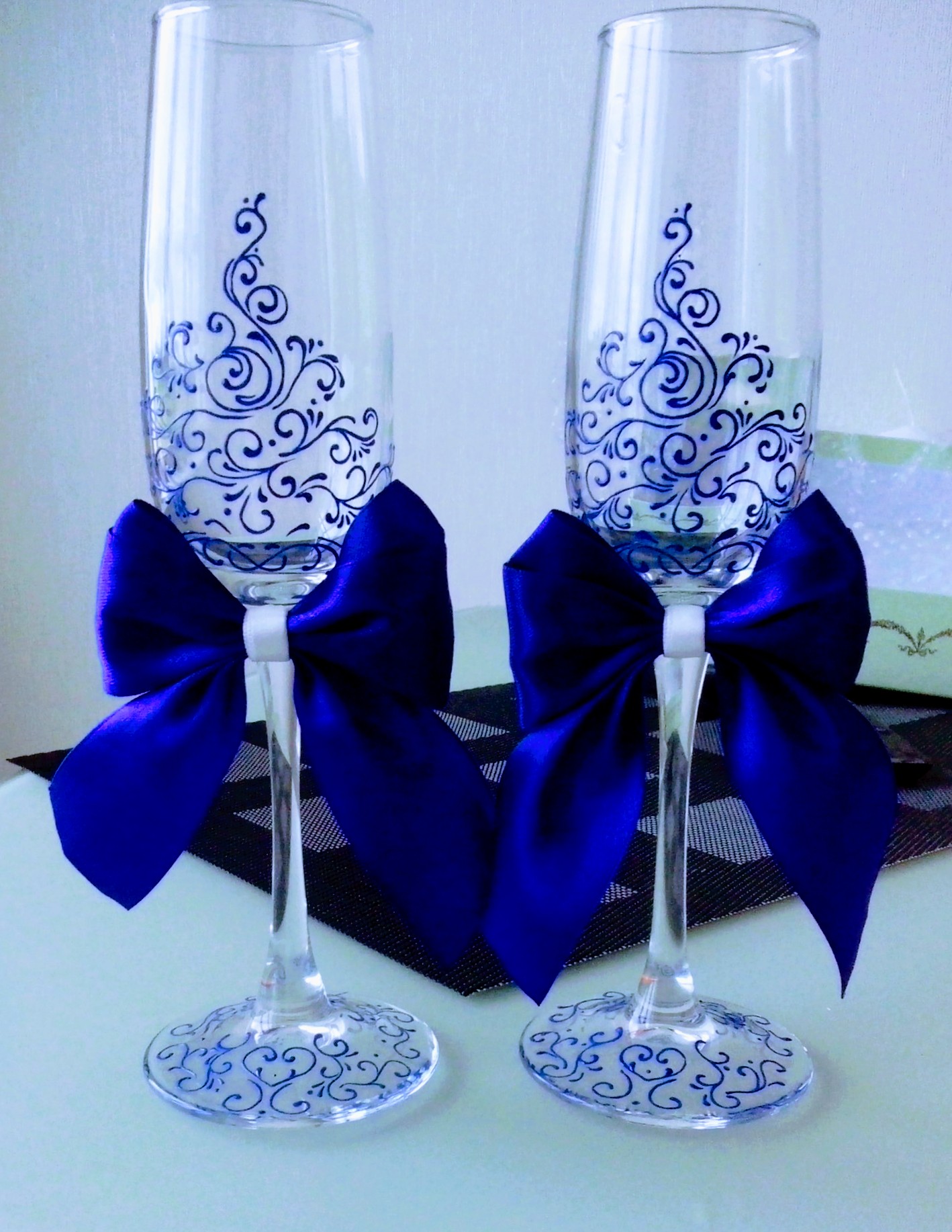 Свадебные бокалы для молодоженов с декором ручной работы