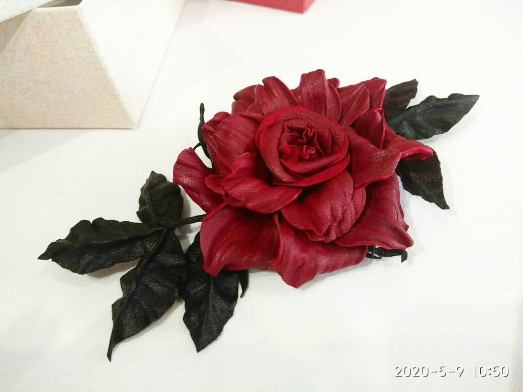 Анфиса Корелова цветы из шелка и кожи: Брошь-цветок Красная роза. Цветы из zenin-vladimir.ru из шелка.