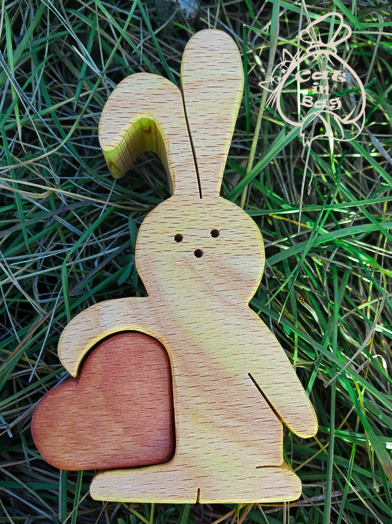 Зайчик деревянный. Деревянный зайчик. Заяц из дерева. Заяц деревянный декор. Заяц в дереве.