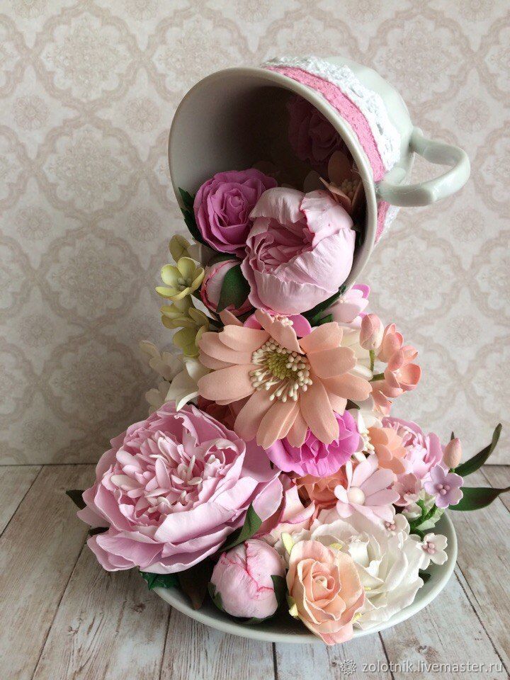 Парящая чашка с цветами из фоамирана 
